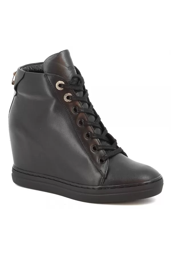 Zobacz Czarne sneakersy na koturnie CARINII--B9273-E50-000-000-B88