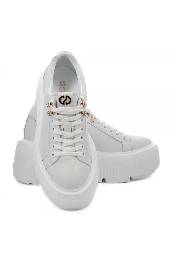 Zobacz Białe sneakersy na platformie CARINII--B9302-I81-000-000-G36