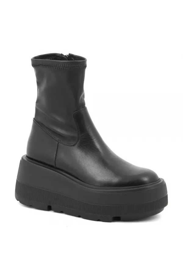 Zobacz Czarne botki na platformie CARINII--B9337-E50-000-000-G36