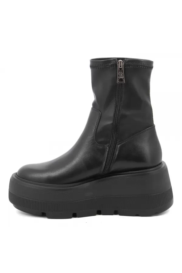 Zobacz Czarne botki na platformie CARINII--B9337-E50-000-000-G36