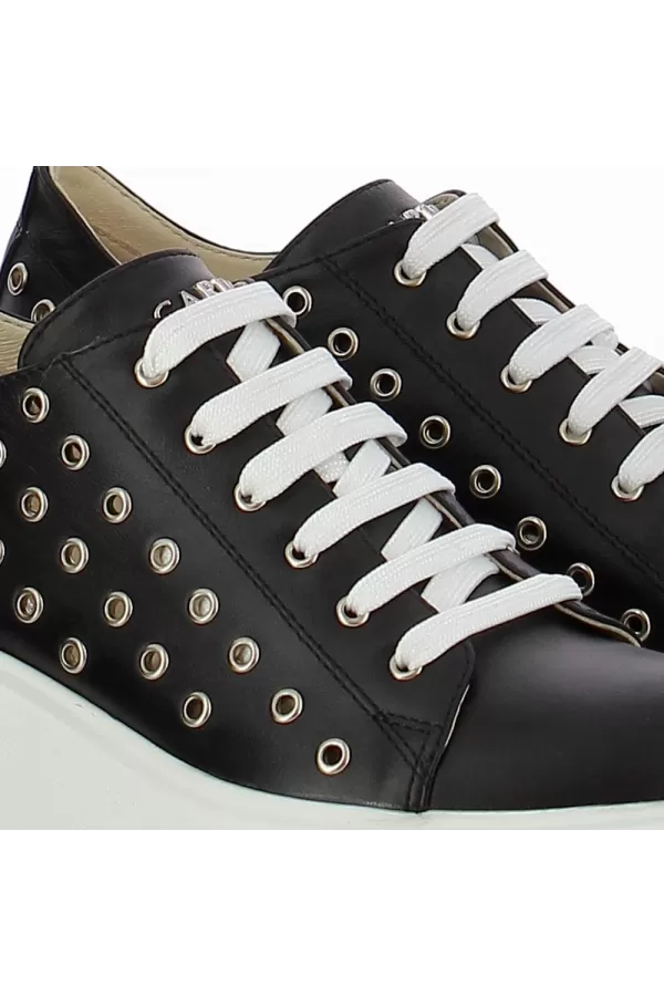 Zobacz Czarne sneakersy z perforacją CARINII--B9379-E50-000-000-G36