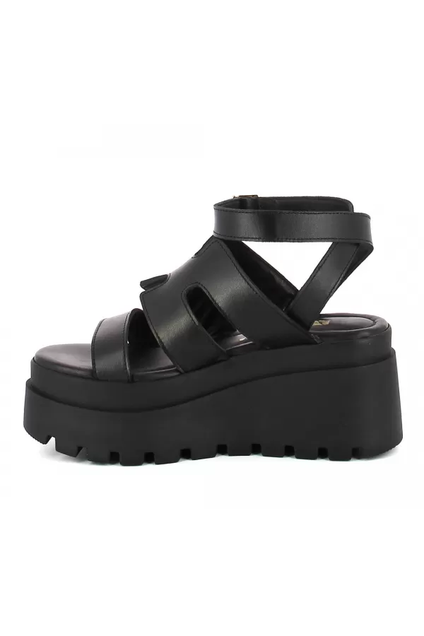 Zobacz Czarne sandały na koturnie CARINII--B9423-E50-000-000-G06