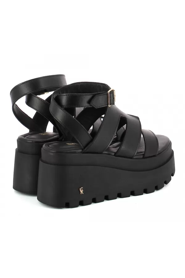 Zobacz Czarne sandały na koturnie CARINII--B9423-E50-000-000-G06