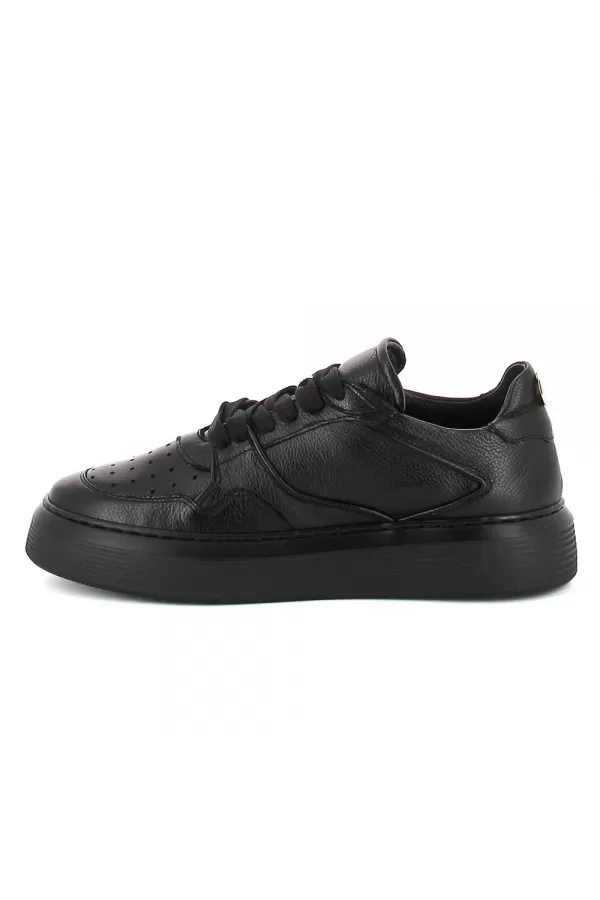Zobacz Czarne skórzane sneakersy CARINII--B9492-J23-000-000-F69