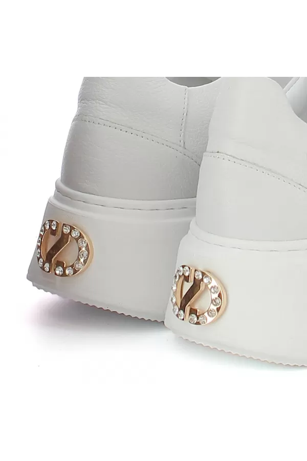 Zobacz Białe sneakersy na platformie CARINII--B9553-I81-000-000-G49