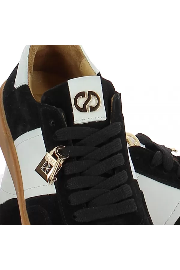 Zobacz Czarne sneakersy zamszowe CARINII--B10330-063-L46-000-000