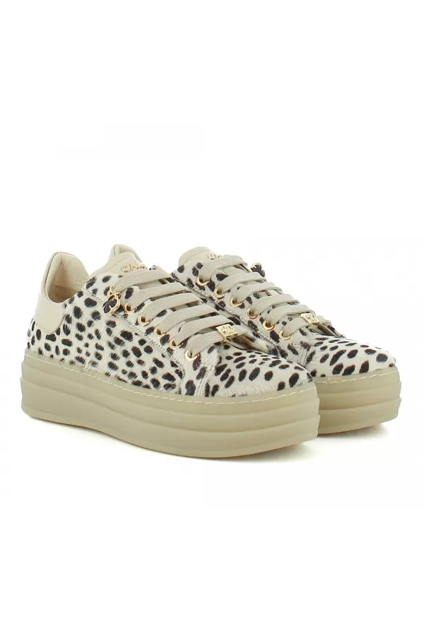 Zobacz Beżowe sneakersy skórzane z naturalnym włosiem CARINII--B10467-U01-000-000-000