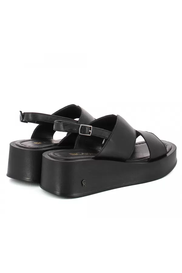 Zobacz Czarne sandały na koturnie CARINII--B10010-353-000-000-000