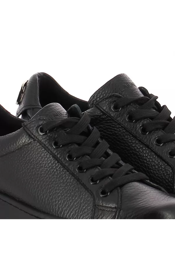 Zobacz Czarne sneakersy skórzane CARINII--B9040-J23-000-000-G23
