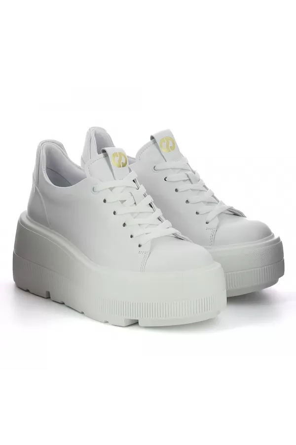 Zobacz Białe sneakersy skórzane CARINII--B96135-L46-000-000-G36