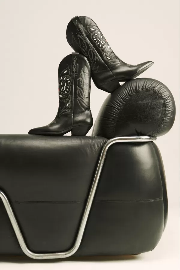 Zobacz Czarne kowbojki haftowane CARINII--B9581-E50-000-000-E50