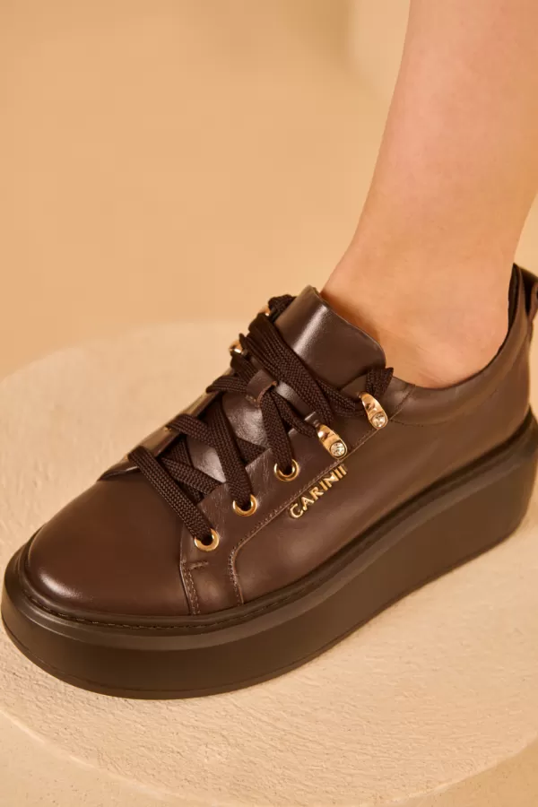 Zobacz Brązowe skórzane sneakersy CARINII--B8939-T82-000-000-F69