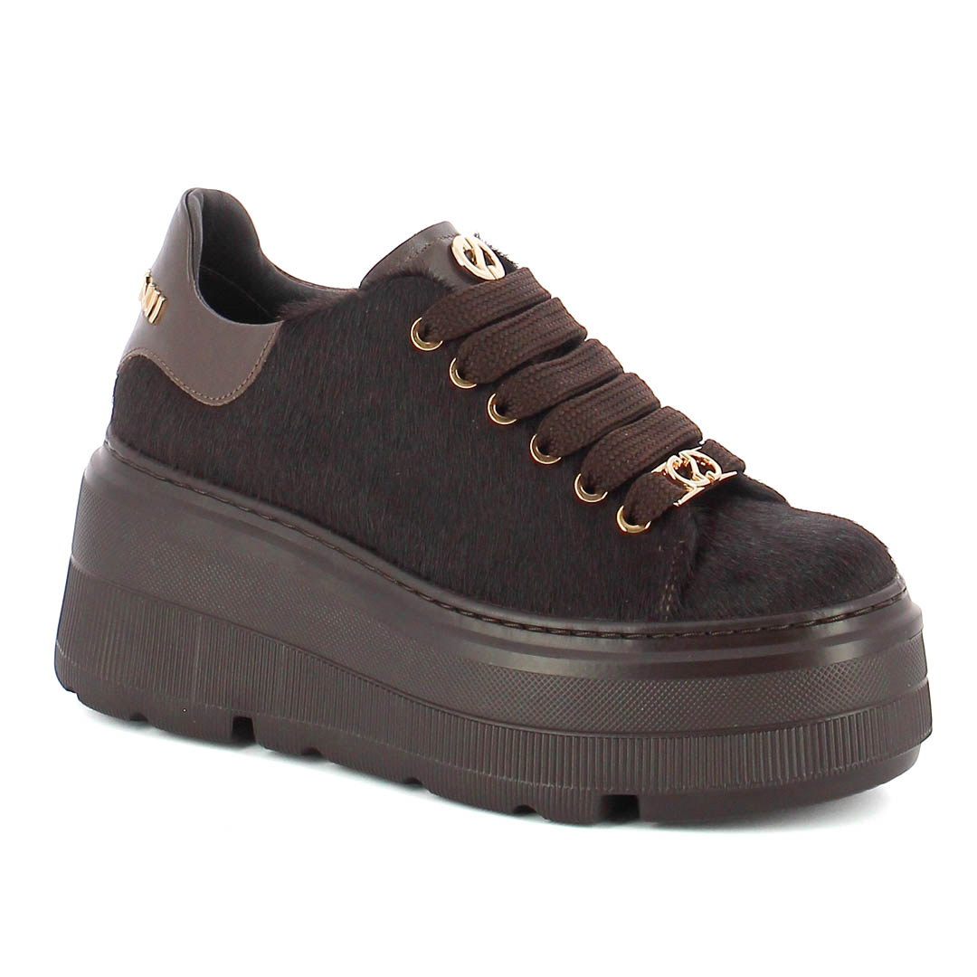 Brązowe sneakersy z naturalnym włosiem CARINII--B10464-T86-000-000-G36