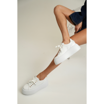 Białe sneakersy na platformie CARINII--B9040-L46-000-000-000