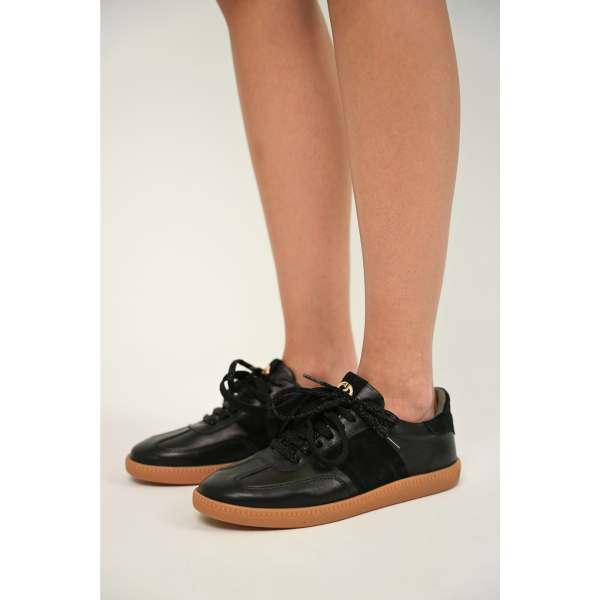 

Czarne sneakersy skórzane CARINII B10331-E50-000-000-000