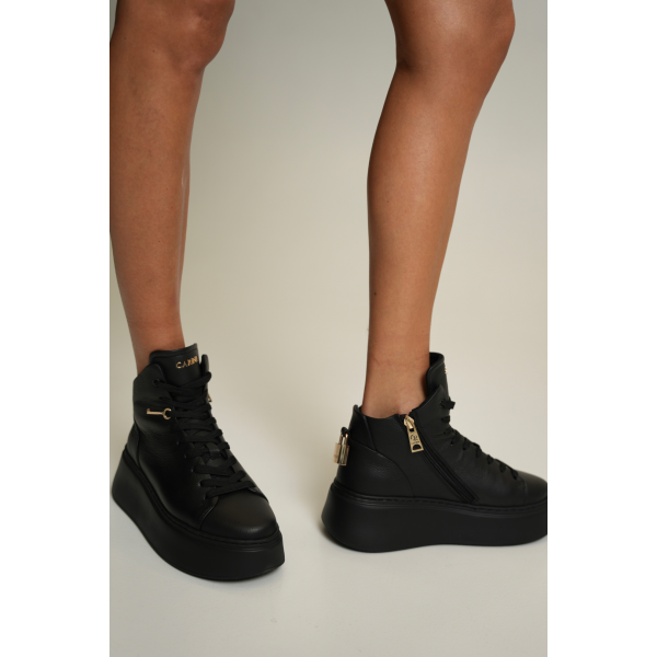 

Czarne sneakersy skórzane CARINII B9544-J23-000-000-F69