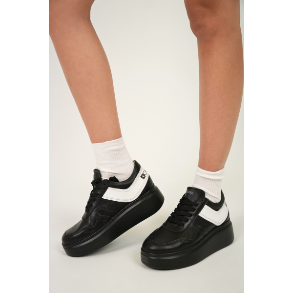 

Czarne sneakersy skórzane CARINII B9052-E50-I81-000-F69