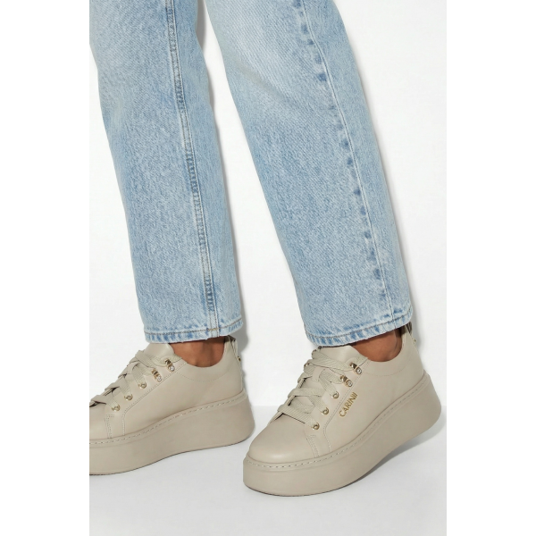 Beżowe skórzane sneakersy CARINII B8939-T43-000-000-F69