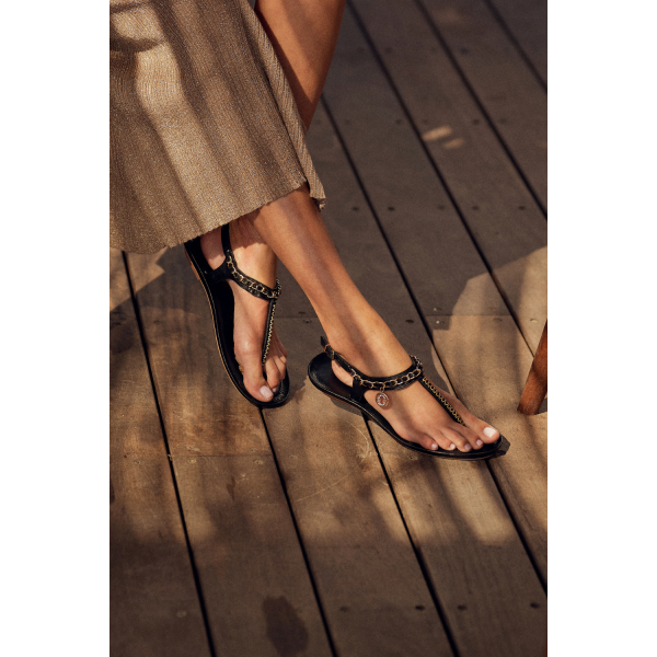 

Czarne sandały w stylu japonek CARINII B5457-E50-000-000-D83
