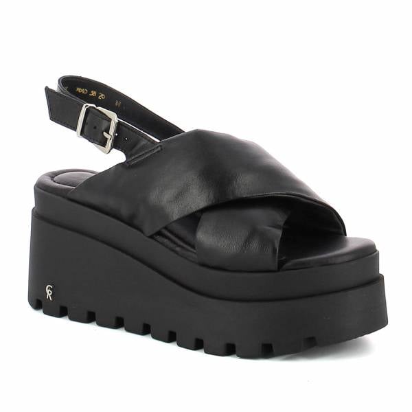 

Czarne sandały na koturnie CARINII B9645-E50-000-000-G06