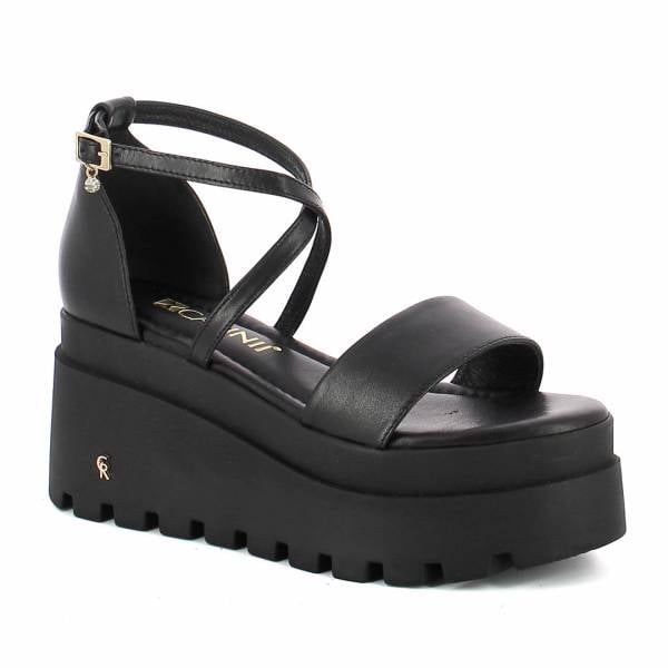 

Czarne sandały na koturnie CARINII B9932-E50-000-000-G06