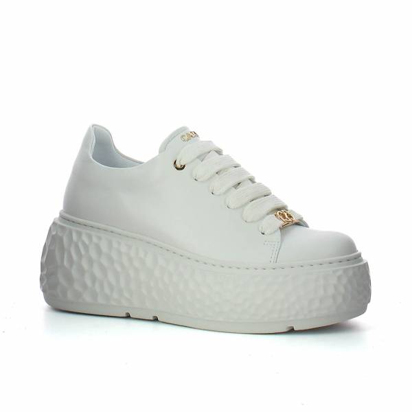 Białe sneakersy na grubej podeszwie CARINII B10716-L46-000-000-000