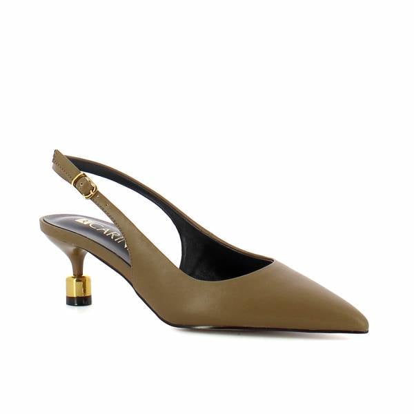 Beżowe skórzane czółenka slingback na niskim obcasie CARINII B10704-638-000-000-SC1