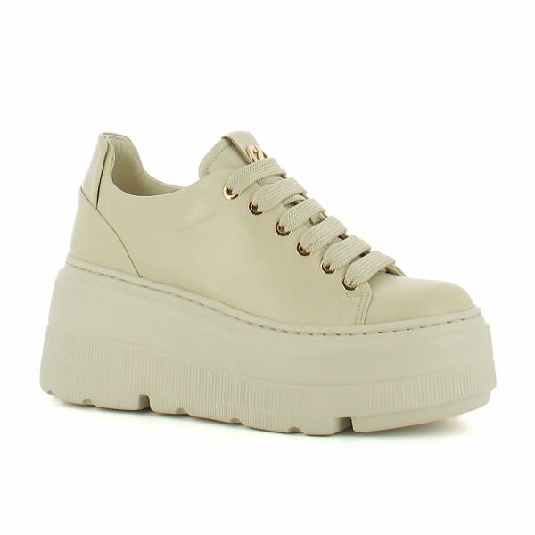 Beżowe sneakersy skórzane na platformie CARINII B10660-T80-000-000-000