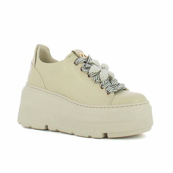 Beżowe sneakersy skórzane na platformie CARINII B10718-T80-000-000-000