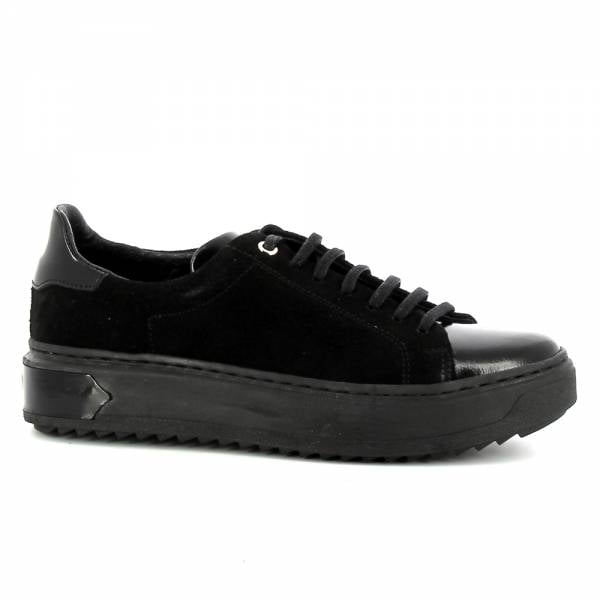 Czarne sneakersy damskie ze skóry lakierowanej i zamszu CARINII B7009-037-R24-000-E42