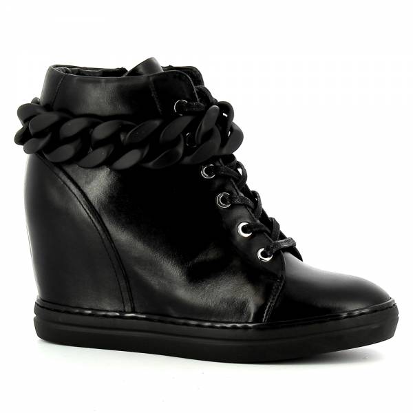 

Czarne sneakersy na koturnie z matowym łańcuchem CARINII B7247-E50-000-000-B88