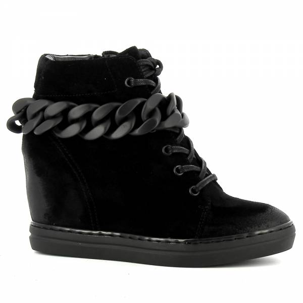

Czarne zamszowe sneakersy na koturnie CARINII B7247-H20-000-000-B88