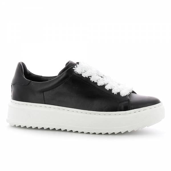 

Czarne sneakersy damskie z koronkową sznurówką CARINII B7620-E50-000-000-E42