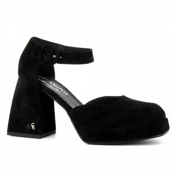 

Czarne sandały na słupku CARINII B7793-H20-000-000-E61