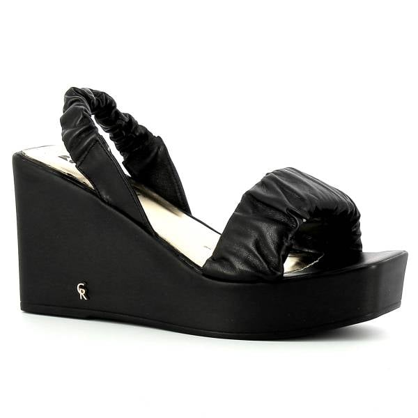 

Czarne sandały na koturnie CARINII B8130-E50-000-000-F09
