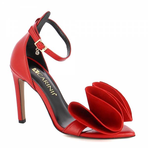 

Czerwone sandały z ozdobą na pasku CARINII B9652-T48-T49-000-G45