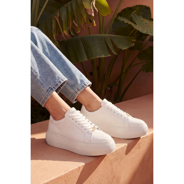 Białe sneakersy skórzane CARINII B10329-L46-000-000-000