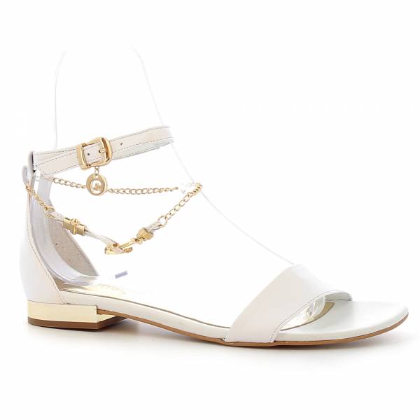 

Białe płaskie sandały z modną ozdobą CARINII B5622-L46-000-000-D68
