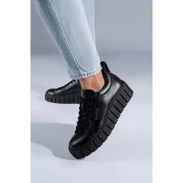 Czarne sneakersy damskie CARINII B7449-E50-000-000-E68