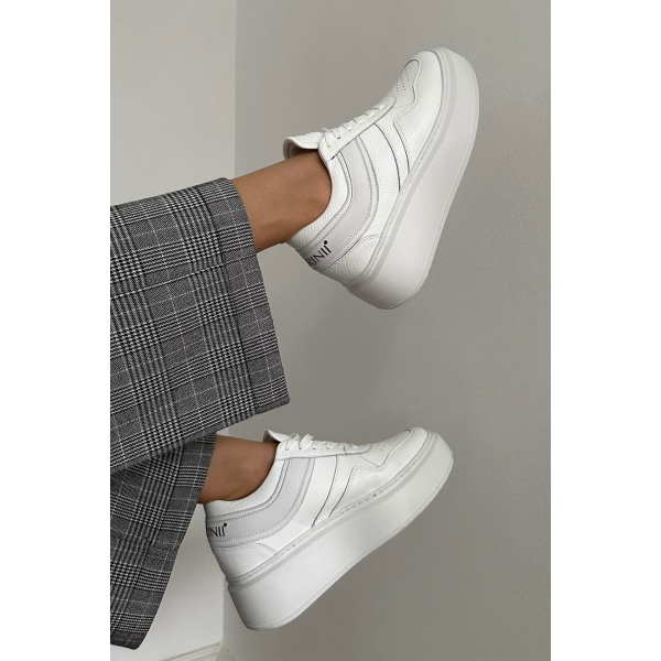 Białe sneakersy na platformie CARINII B9052-I81-L46-000-F69