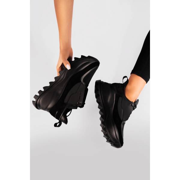 Czarne sneakersy na platformie CARINII B8920-H20-E50-R91-F92