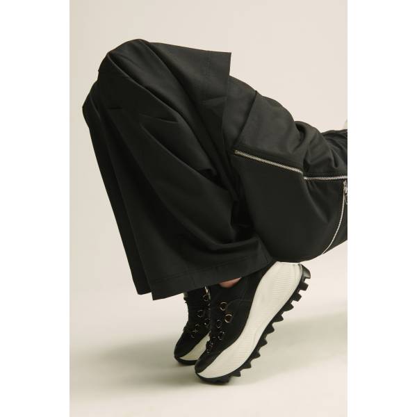 

Czarne sneakersy na białej platformie CARINII B9458-E50-000-000-F92